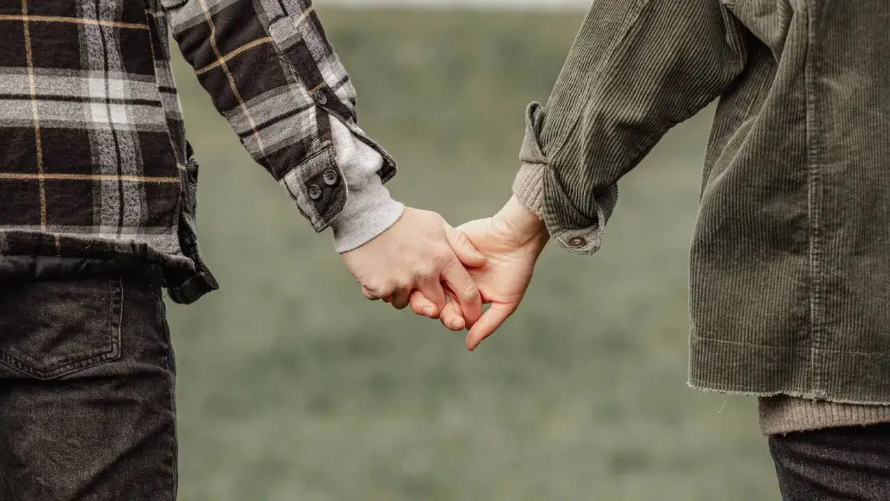 budowanie zaufania w związku, para trzymająca się za ręce