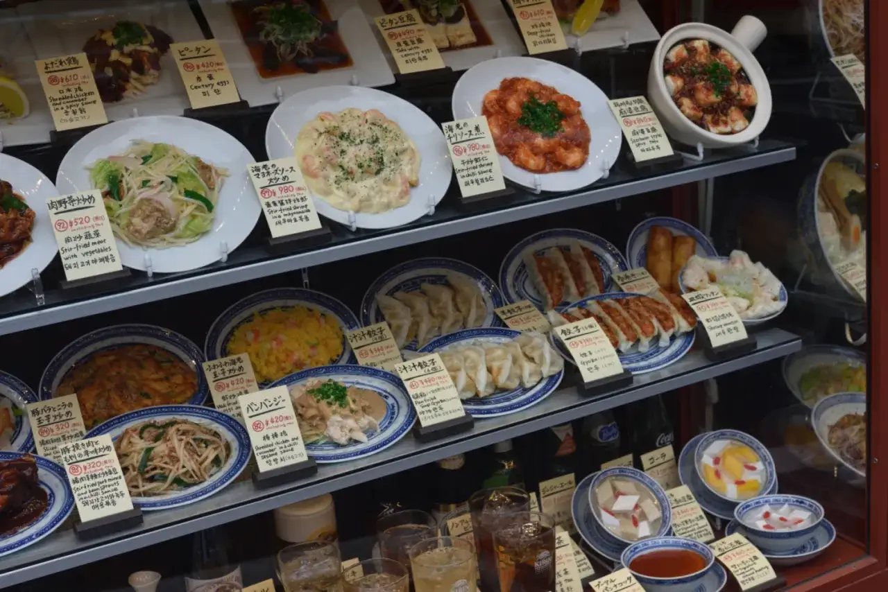 Wybór dań w tokijskiej restauracji: pierożki gyoza, smażony kurczak, krewetki w majonezie i inne przysmaki. Co warto zobaczyć w Tokio?