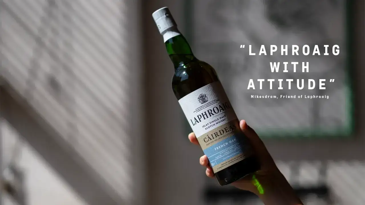 Eine Hand h&auml;lt eine Flasche Laphroaig Cairdeas French Oak. Die Laphroaig Aussprache ist hier mit 