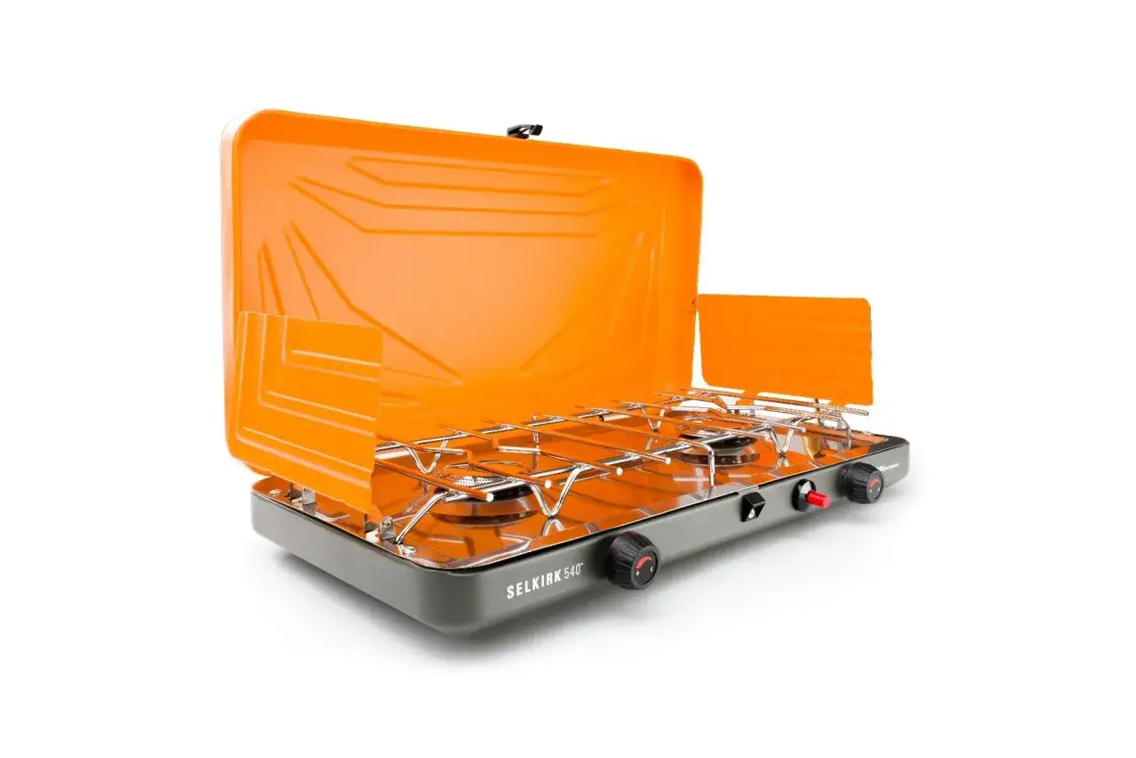 Hornillo camping gas naranja y gris, plegable, con dos quemadores y cortavientos. Ideal para aventuras al aire libre.