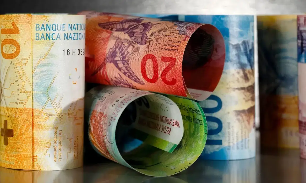 Zwijane banknoty franków szwajcarskich. Różne nominały, od 10 do 100. Zastanawiasz się nad kredytem indeksowanym a denominowanym?