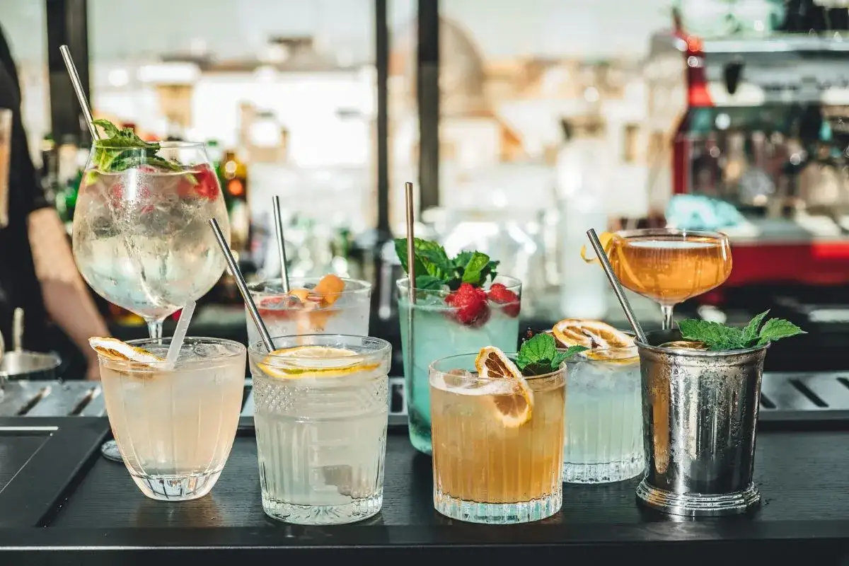 Kolorowe drinki na weselu. Zastanawiasz się, jakie są zasady serwowania alkoholu na weselu i ile butelek na osobę?