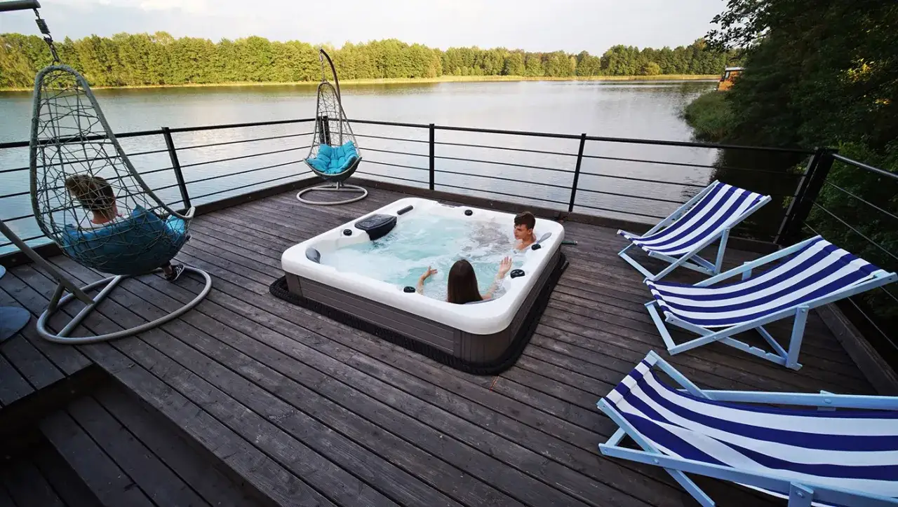 Luksusowy domek nad jeziorem z jacuzzi na tarasie