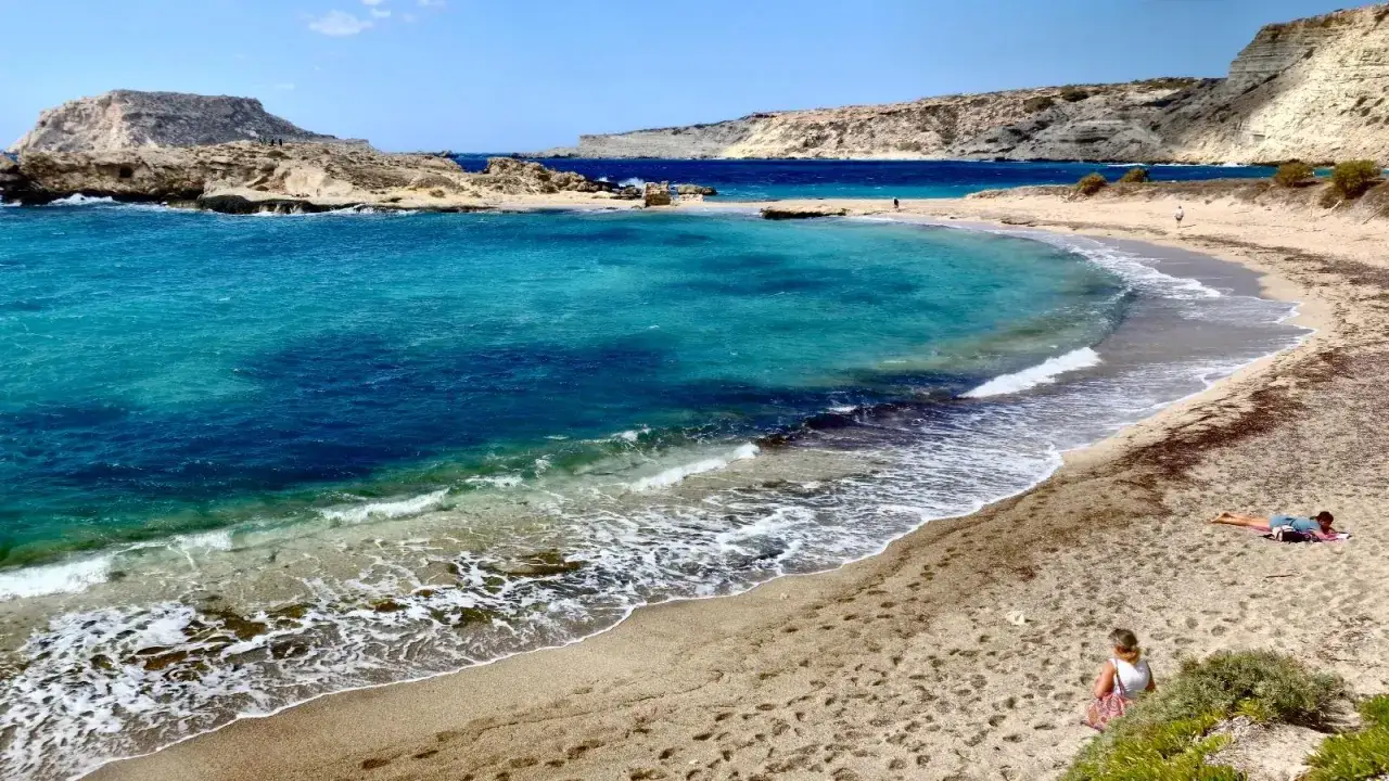 Piękna plaża w Grecji z turkusowym morzem. Czy w Grecji jest ocean? Tak, morza otaczające Grecję są częścią Oceanu Atlantyckiego.