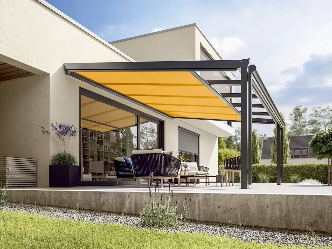Moderne Terrasse mit gelbem Sonnensegel. Ein Glasdach-Terrasse-Nachteile sind die Hitzeentwicklung und die Reinigung.