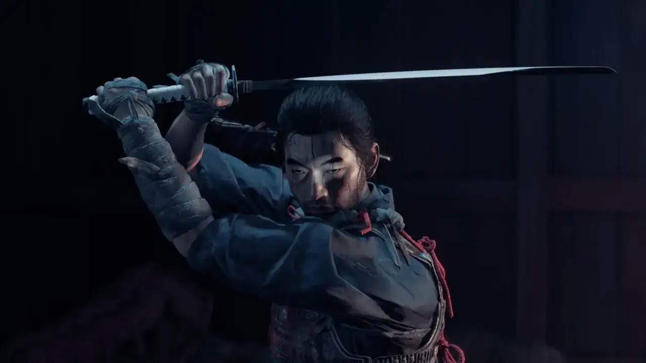 Samurái en posición de ataque, listo para uno de los duelos de Ghost of Tsushima. Su katana brilla en la penumbra.