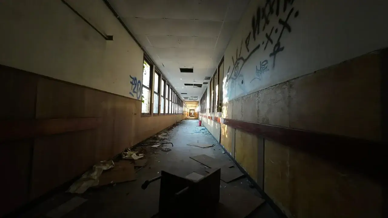 Couloir abandonn&eacute;, graffiti et d&eacute;bris. Un parfait urbex gap pour les amateurs d'exploration.