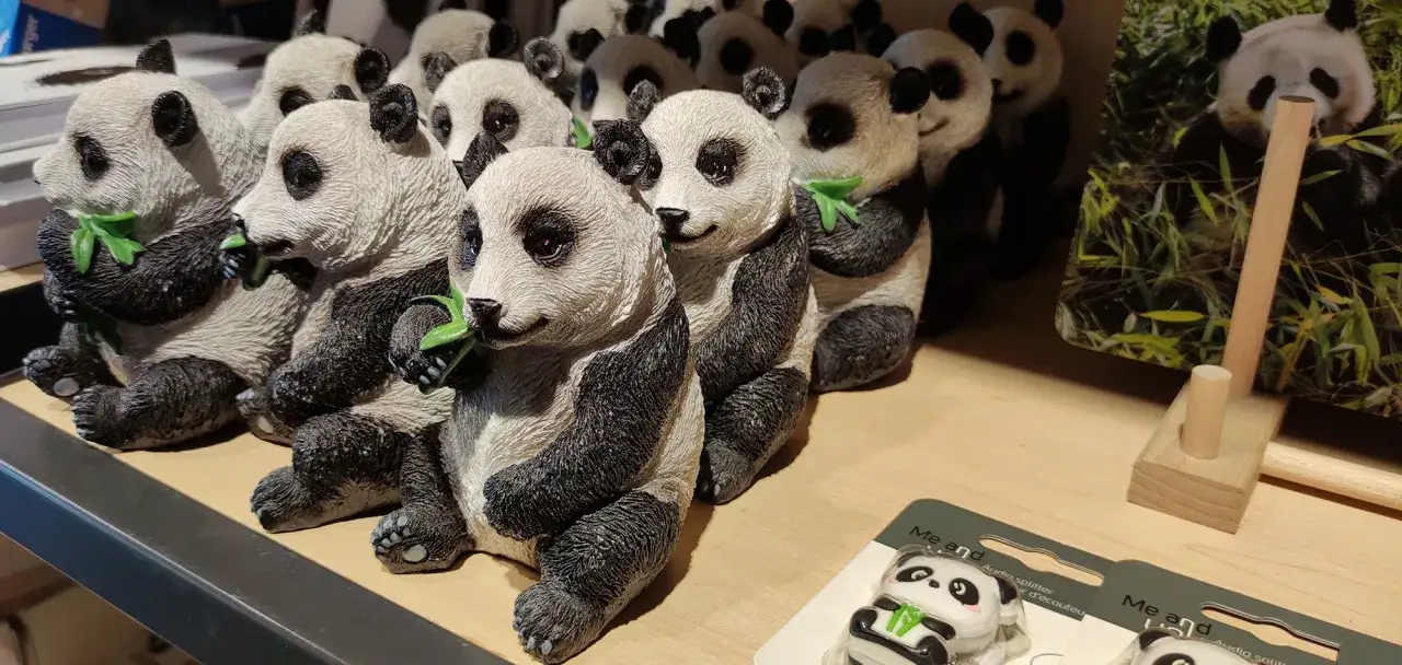 Figurki pand jedzących bambus, jak z berlińskiego ogrodu zoologicznego.