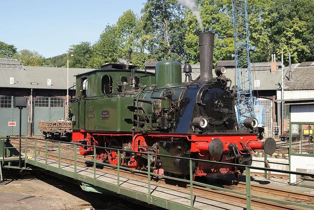 Dampflokomotive im LVR Industriemuseum, bereit für die nächste Fahrt.