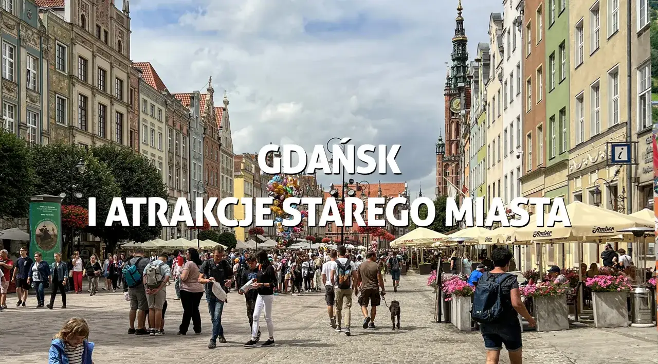 Tłum ludzi spaceruje ulicą Długą w Gdańsku, podziwiając kolorowe kamienice i wieżę Ratusza Gł&oacute;wnego Miasta. Idealne miejsce, by zobaczyć, co zwiedzić w Gdańsku.