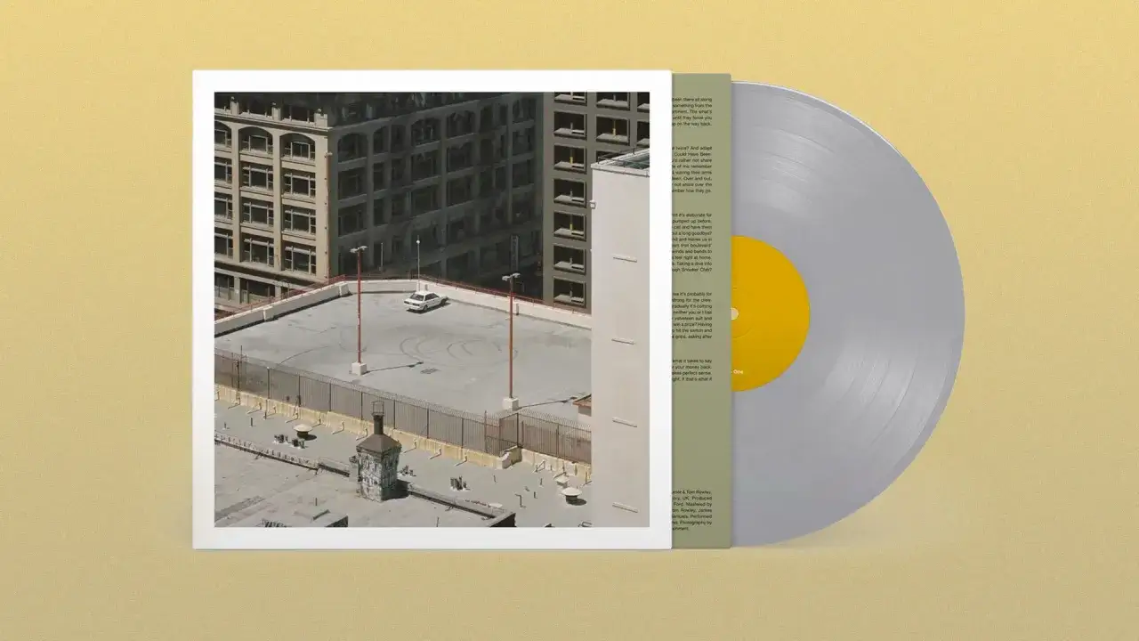 Okładka i srebrny winyl z ż&oacute;łtym środkiem, zapowiadające nowy album Arctic Monkeys.