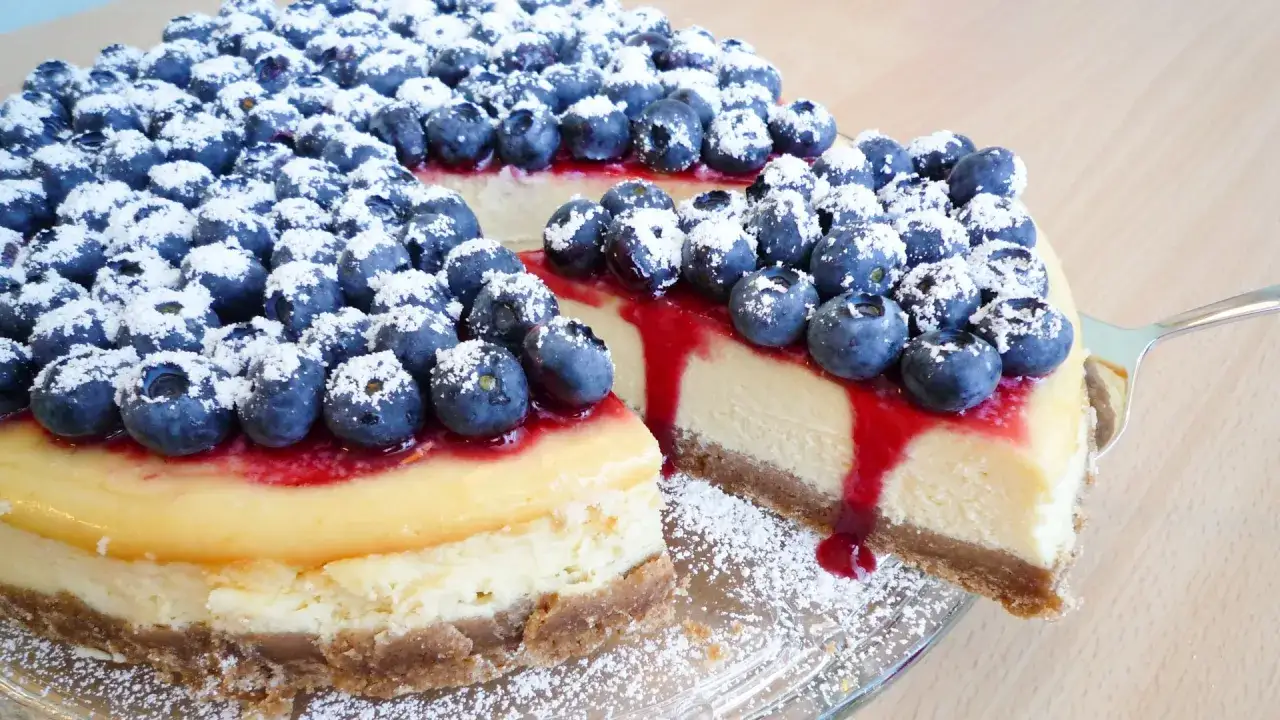 New York Cheesecake mit Blaubeeren und Puderzucker, ein k&ouml;stlicher Genuss.