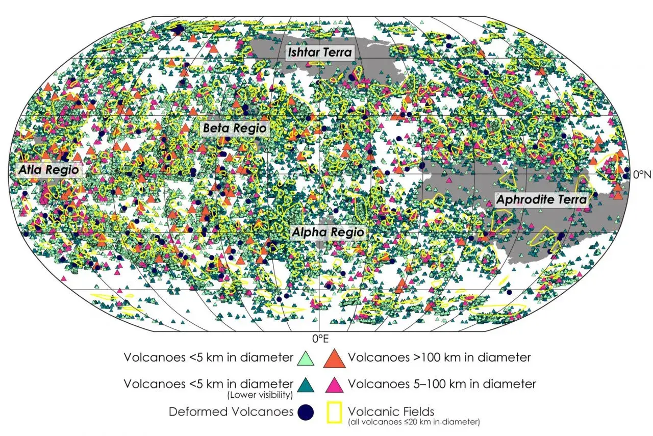 Mapa ukazująca rozmieszczenie wulkan&oacute;w na powierzchni Wenus. Widać liczne wulkany o r&oacute;żnych rozmiarach, pola wulkaniczne oraz regiony takie jak Atla Regio, Beta Regio, Ishtar Terra, Alpha Regio i Aphrodite Terra.
