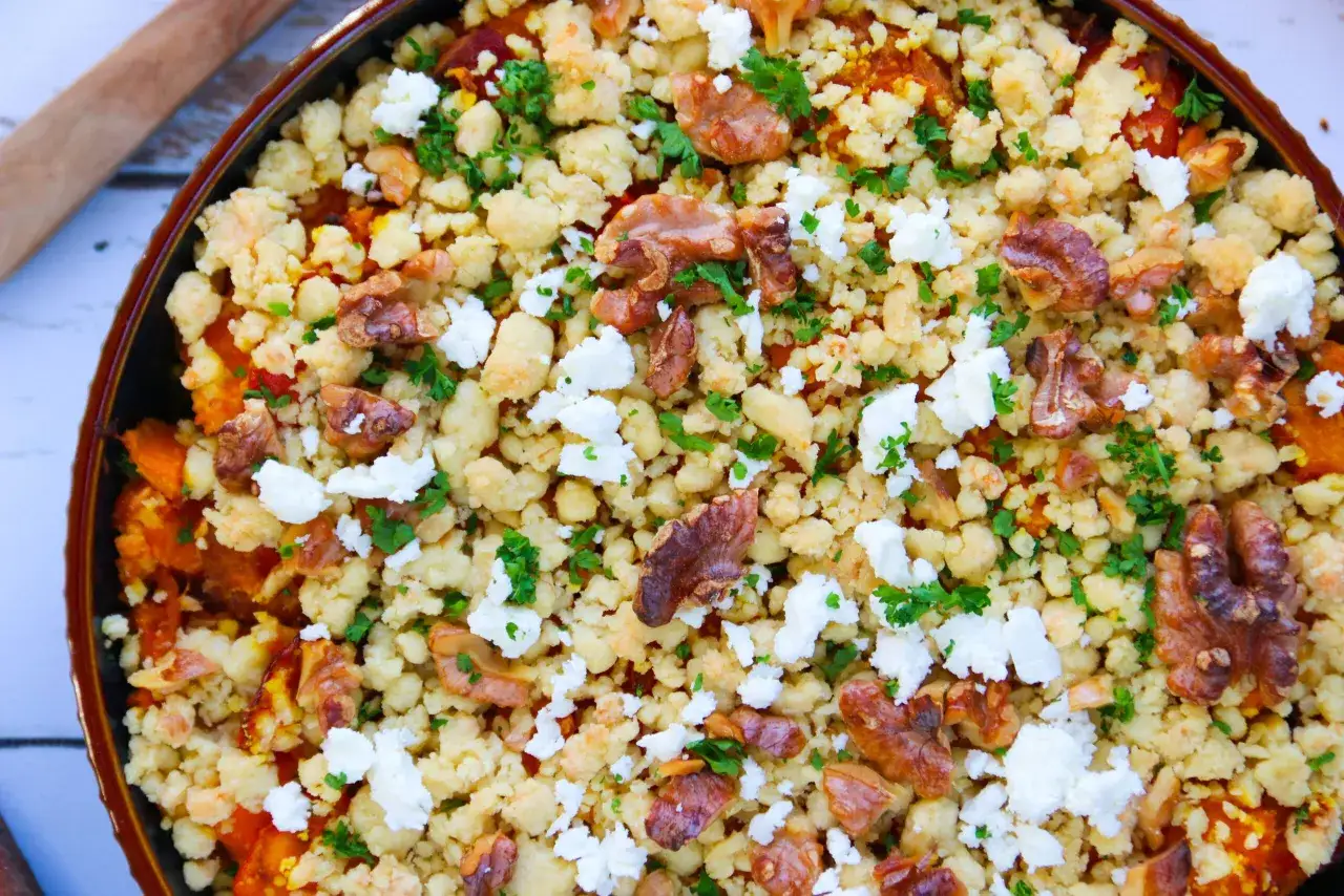 Un d&eacute;licieux crumble de l&eacute;gumes, garni de noix croquantes et de fromage feta &eacute;miett&eacute;, parsem&eacute; de persil frais.