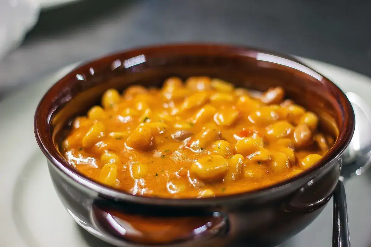 Un piatto di fagioli in umido, un classico su cosa mangiare a Piacenza.