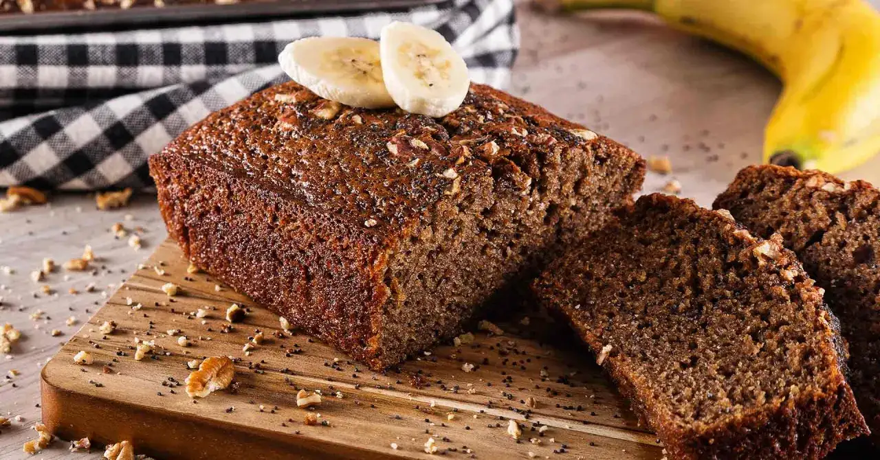 Pan de plátano con harina de avena, coronado con rodajas de plátano y nueces. ¡Delicioso y saludable!