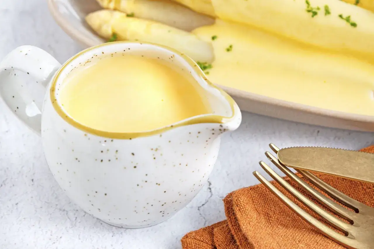 Cremige Sauce Hollandaise, perfekt zubereitet im Thermomix, serviert zu Spargel. Ein Genuss!