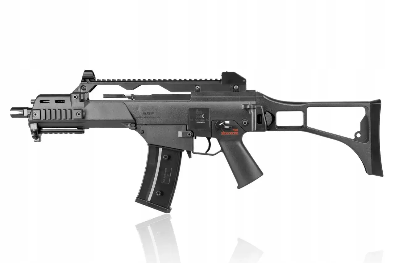 Czarny karabin ASG G36C z magazynkiem, gotowy do akcji.
