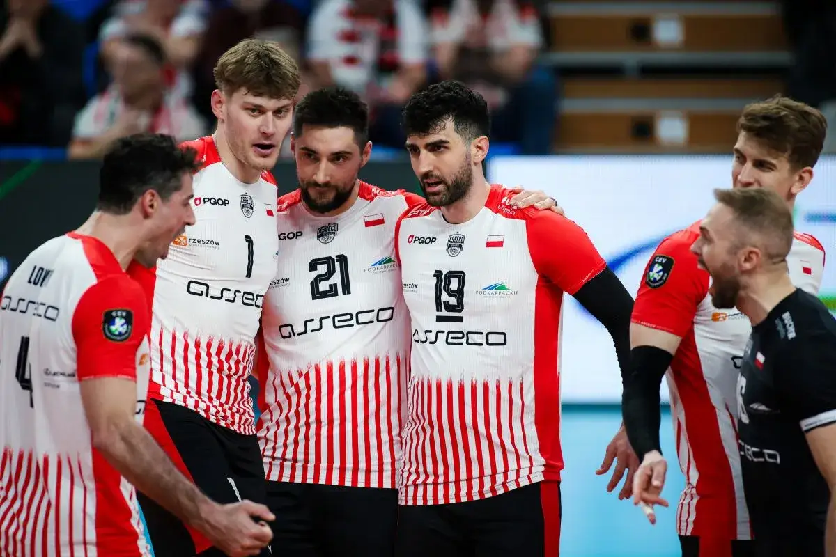 Siatkarze Asseco Resovii w Lidze Mistrzów, w białoczerwonych strojach, w geście jedności.