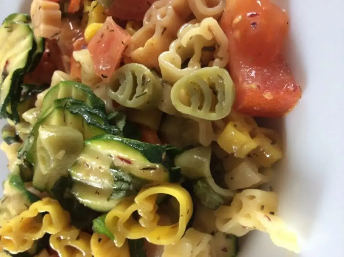 Ein bunter Nudelsalat mit Zucchini, Tomaten und Paprika. Perfekt für den Sommer!