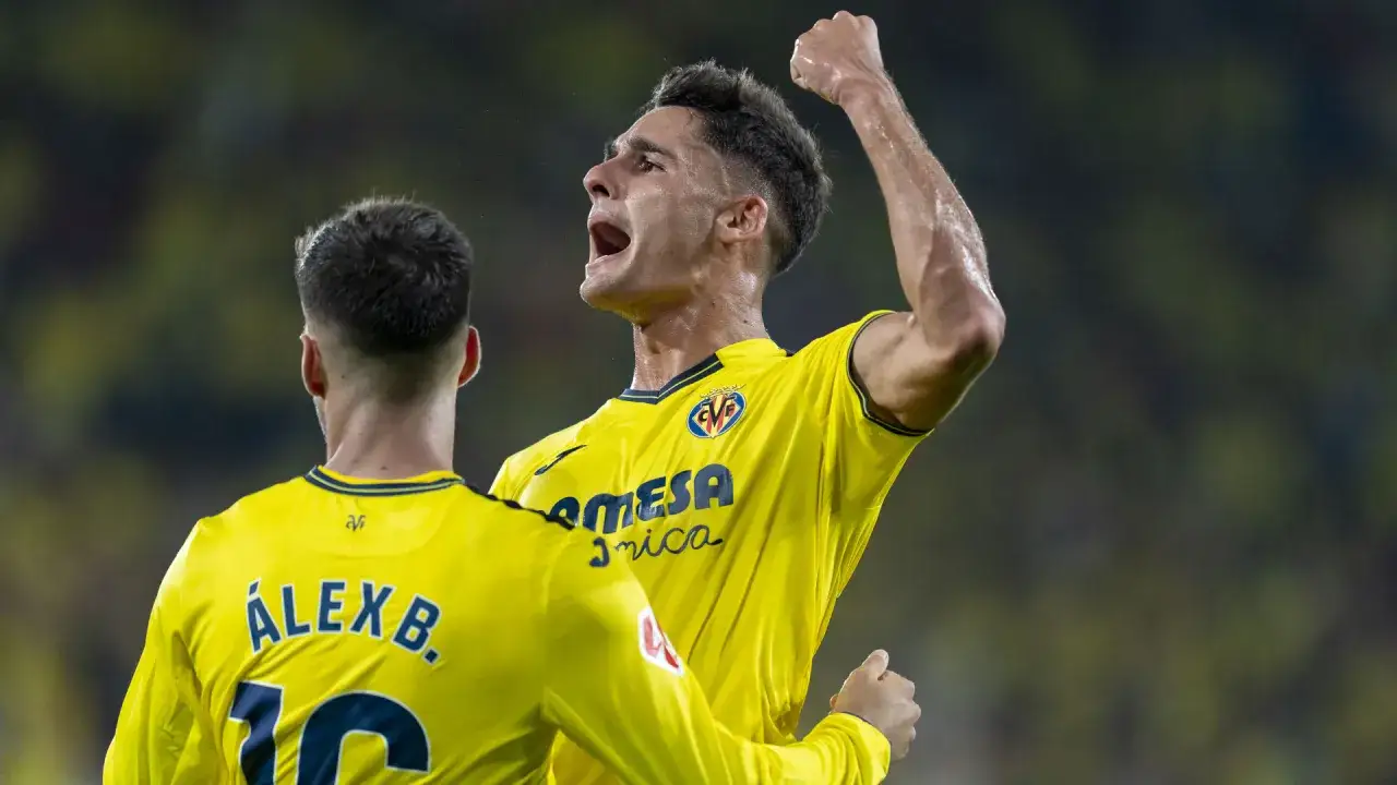 Sergi Cardona celebra un gol con su compañero. Ambos visten la camiseta amarilla del Villarreal.