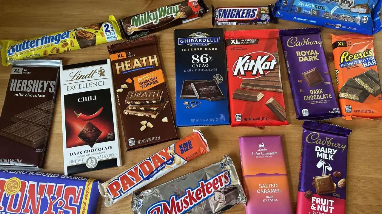 Una variedad de dulces de Estados Unidos: Hershey's, Reese's, Kit Kat, Snickers, Butterfinger y más.