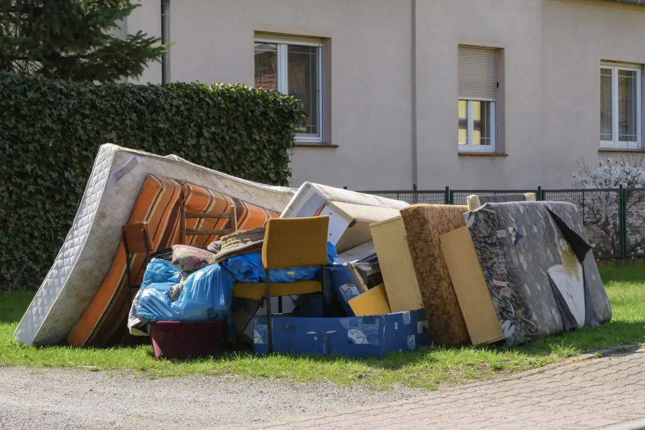 stara kanapa do wyrzucenia