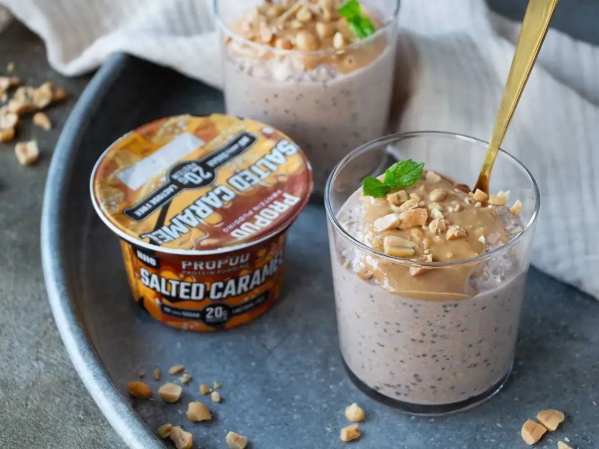 Overnight oats med Propud salted caramel, toppad med jordnötssmör och nötter. En perfekt frukost eller mellanmål.