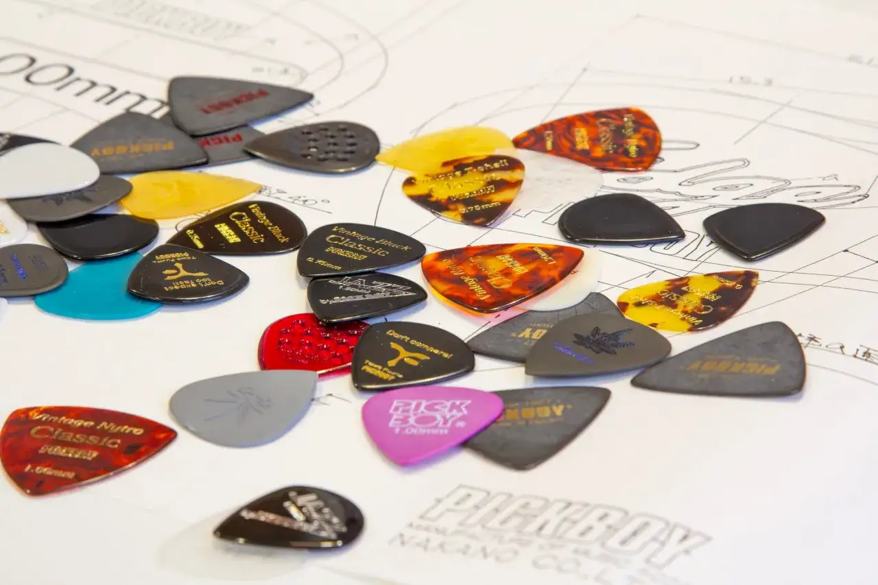 Gdzie kupić kostki do gitary? Duży wybór kostek Pickboy w różnych kolorach i grubościach, idealnych dla każdego gitarzysty.