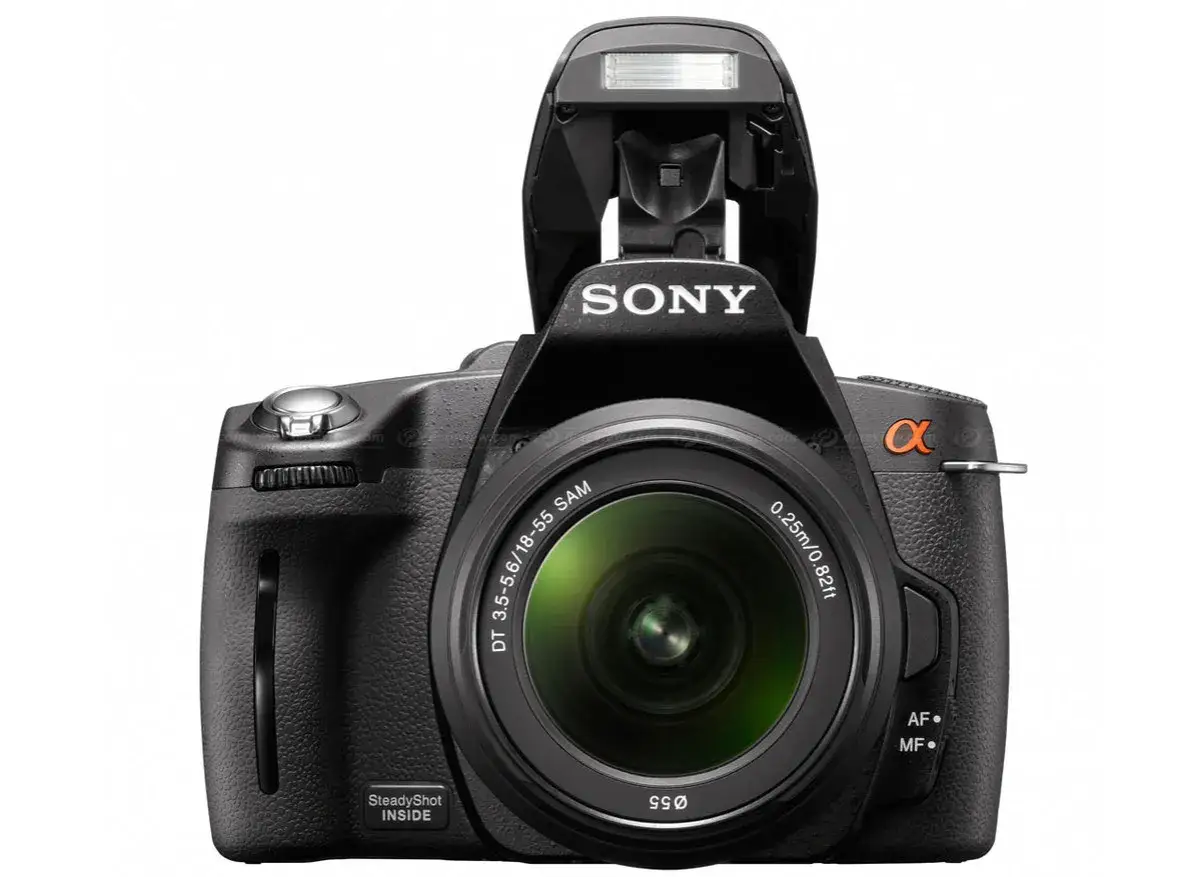 Svart systemkamera Sony a290 med utfälld blixt och objektiv.