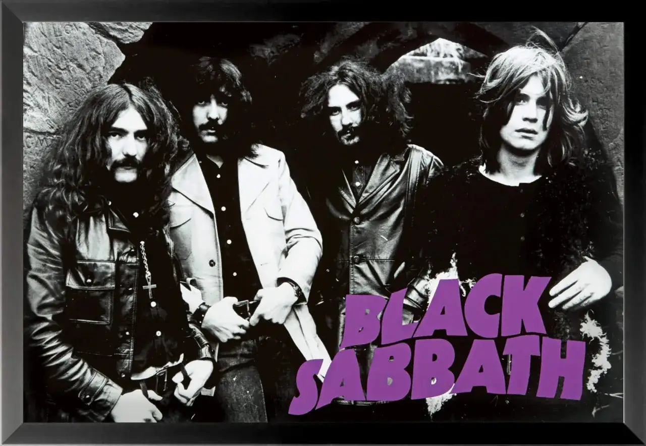 Czterech członków zespołu Black Sabbath, z charakterystycznymi fryzurami i strojami, pozuje do zdjęcia. Fioletowy napis