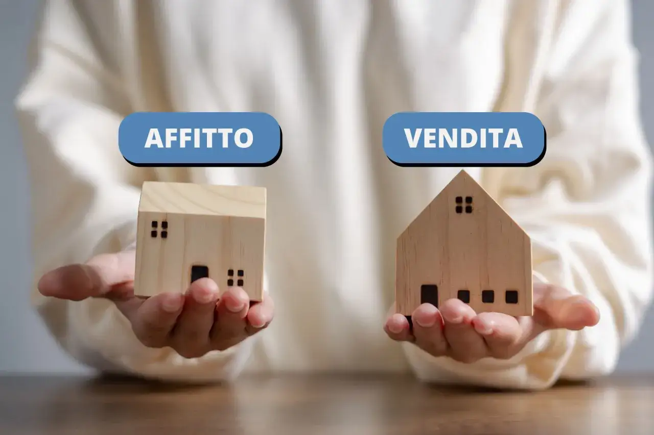 Due casette di legno, una con etichetta 