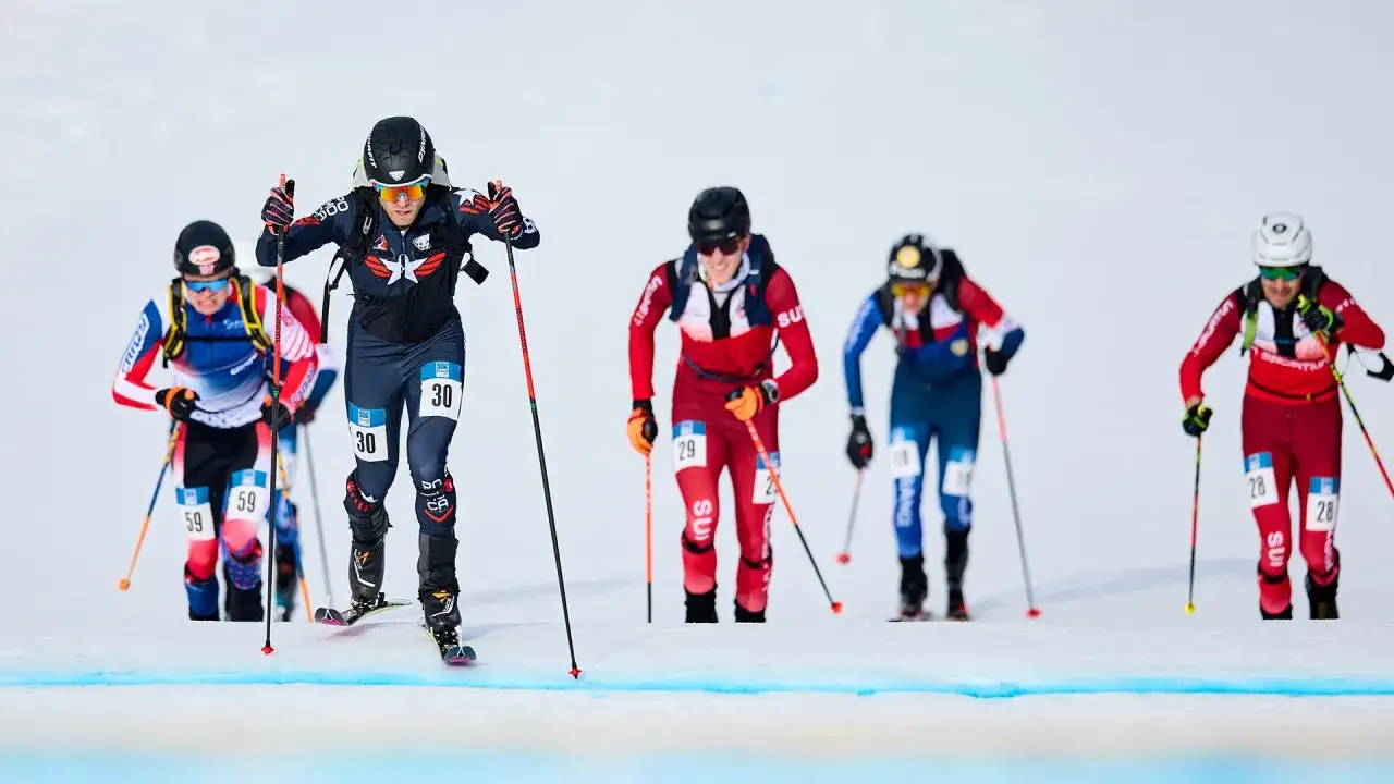 Athleten im skibergsteigen olympisch k&auml;mpfen sich durch den Schnee.