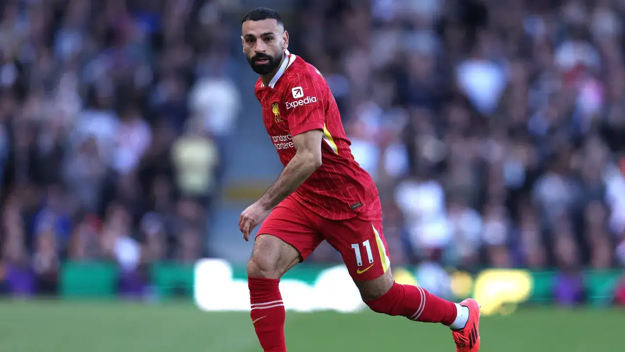 Mohamed Salah w czerwonej koszulce Liverpoolu z numerem 11, gotowy do gry.