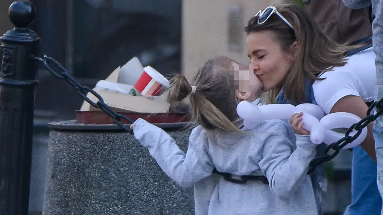 Edyta Herbuś z córką, czuły pocałunek i balony w kształcie zwierząt.