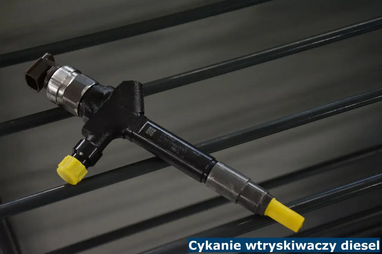 Wtryskiwacz Denso do silnika diesla, który może być przyczyną niepokojącego cykania.