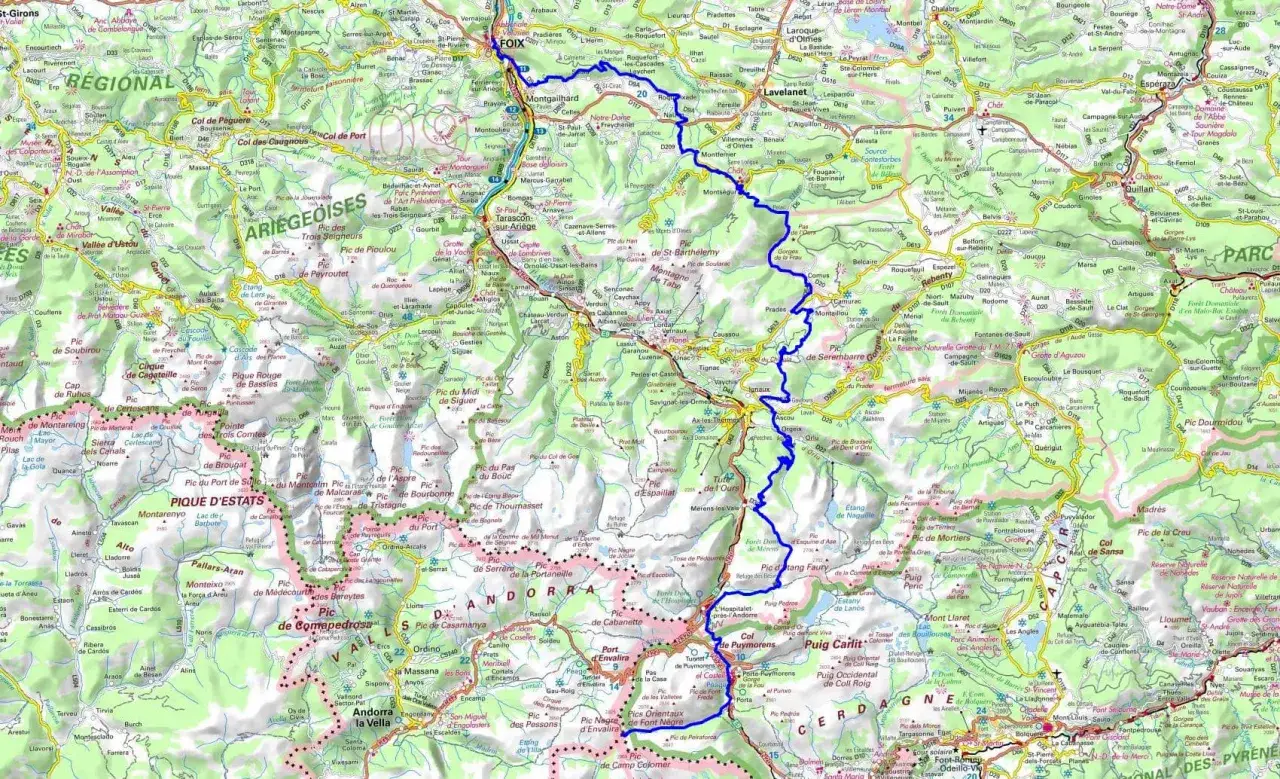 Carte des Pyrénées avec un sentier bleu marquant le chemin des Bonshommes, traversant des montagnes et des villages.