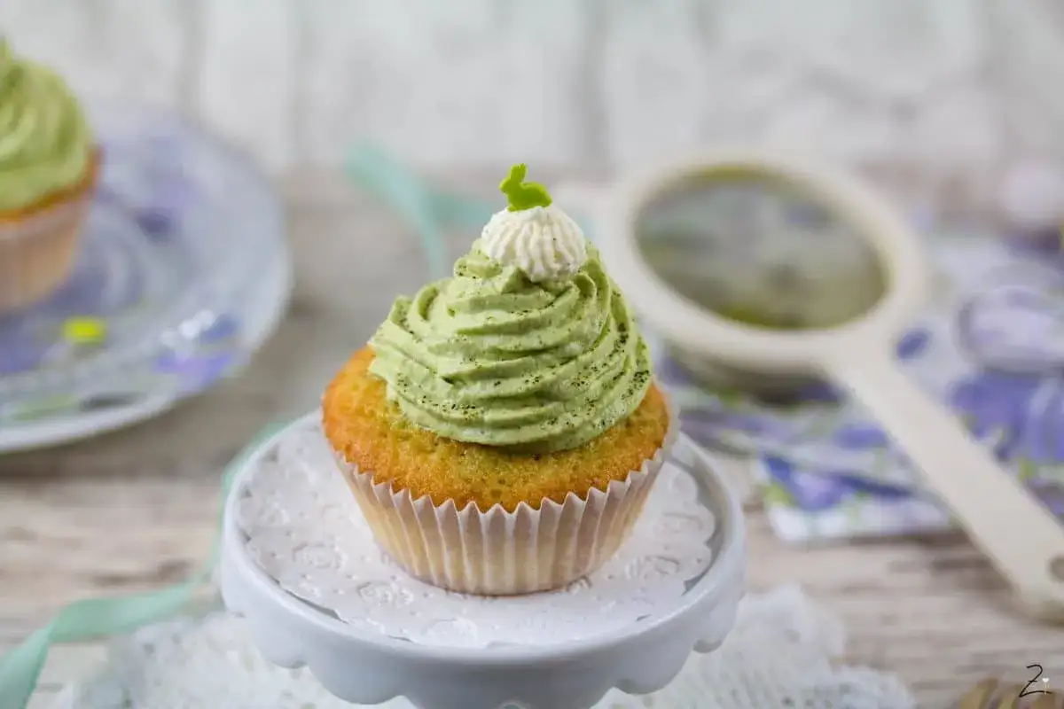 Ein zarter Matcha-Cupcake mit grünem Frosting, gekrönt von einem kleinen Hasen. Perfekt für eine frühlingshafte Teepause.