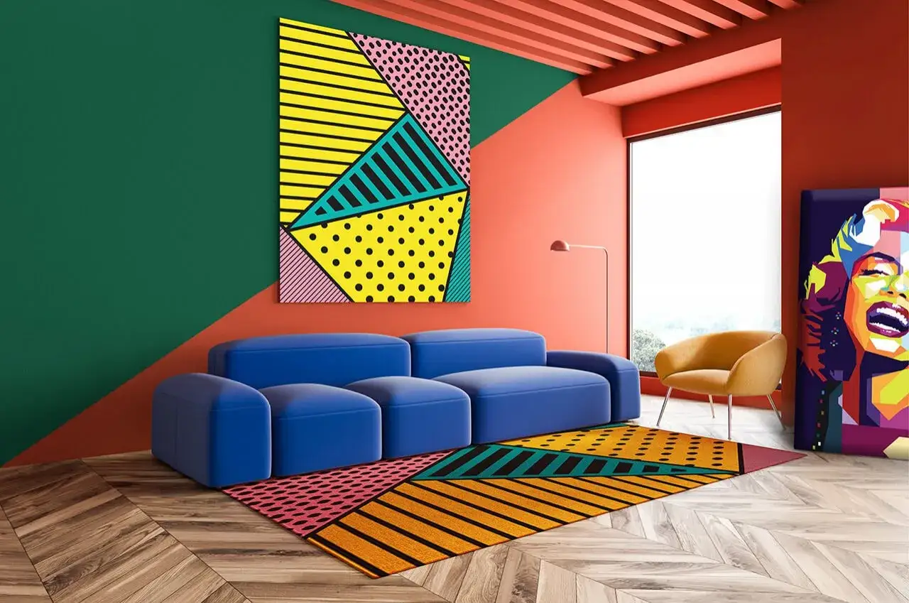 Salon w stylu pop art z kolorowymi obrazami, niebieską kanapą i żółtym fotelem.