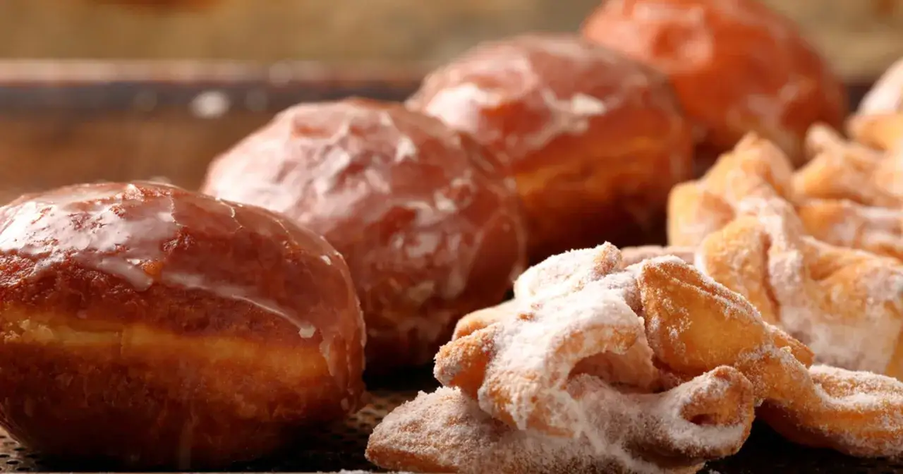 Pączki i faworki posypane cukrem pudrem. Zastanawiasz się, faworki ile kalorii mają? Te słodkości kuszą smakiem, ale warto pamiętać o ich kaloryczności.