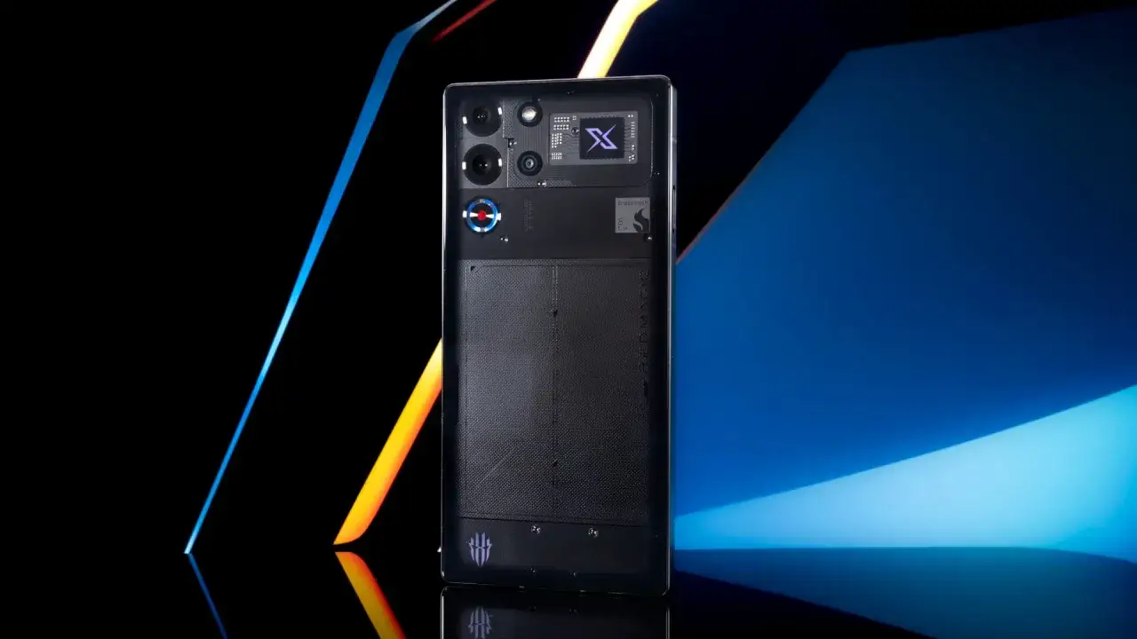 Elegancki tył telefonu redmagic 10 pro z widocznym modułem aparatu i procesorem.