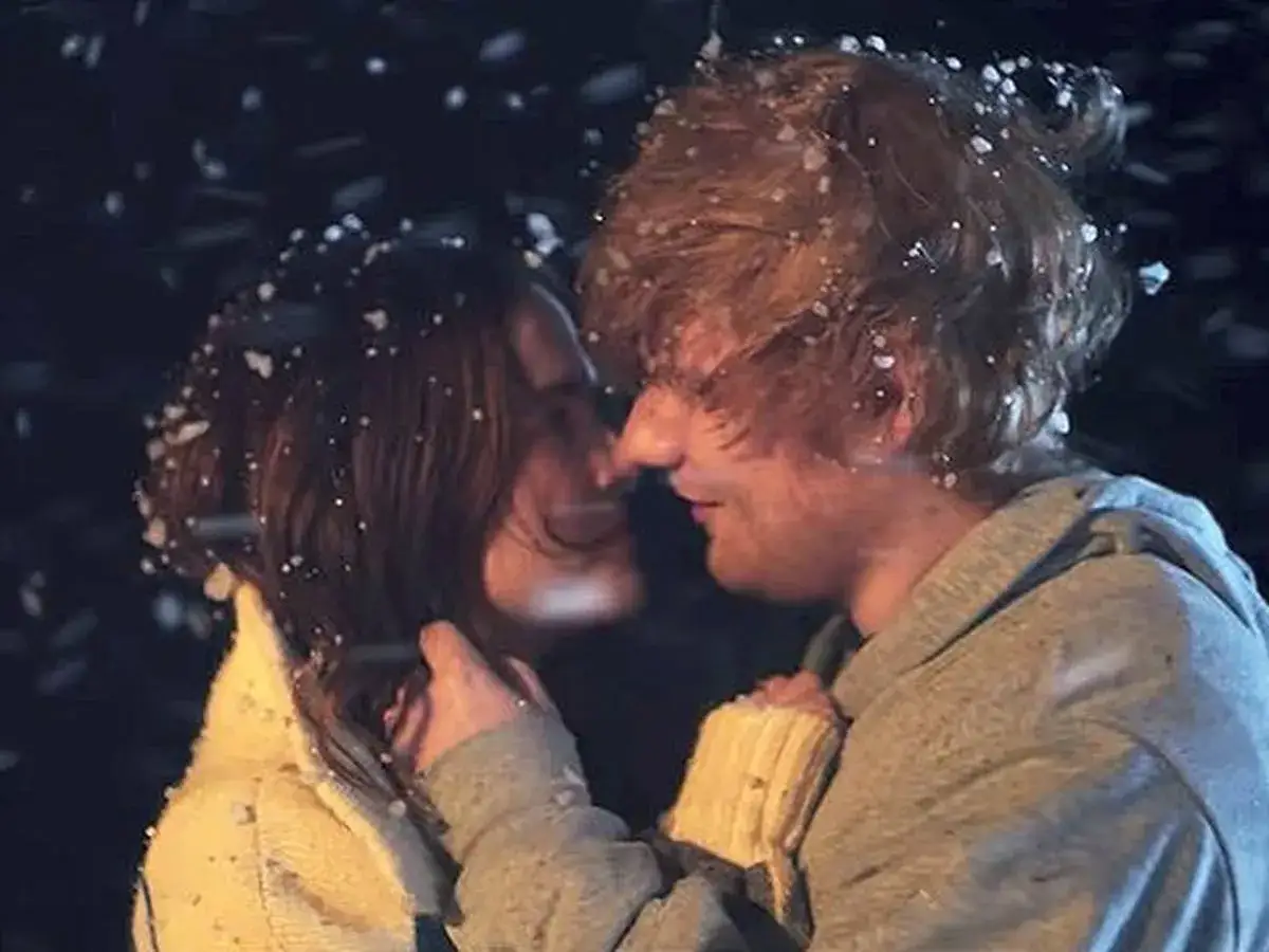 Ed Sheeran w objęciach ukochanej, w śnieżną noc. Scena jak z teledysku 