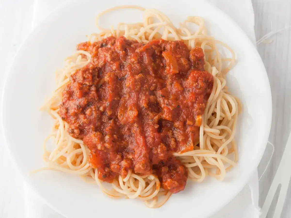 Porcja spaghetti z sosem bolońskim, idealna na obiad. Sprawdź, ile ma spaghetti kcal!