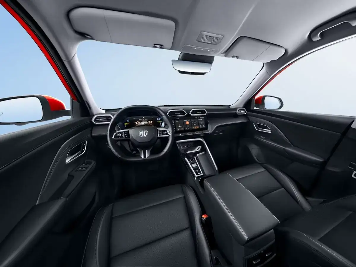 Wnętrze MG ZS Hybrid+ z czarną tapicerką, nowoczesnym kokpitem i ekranem dotykowym.