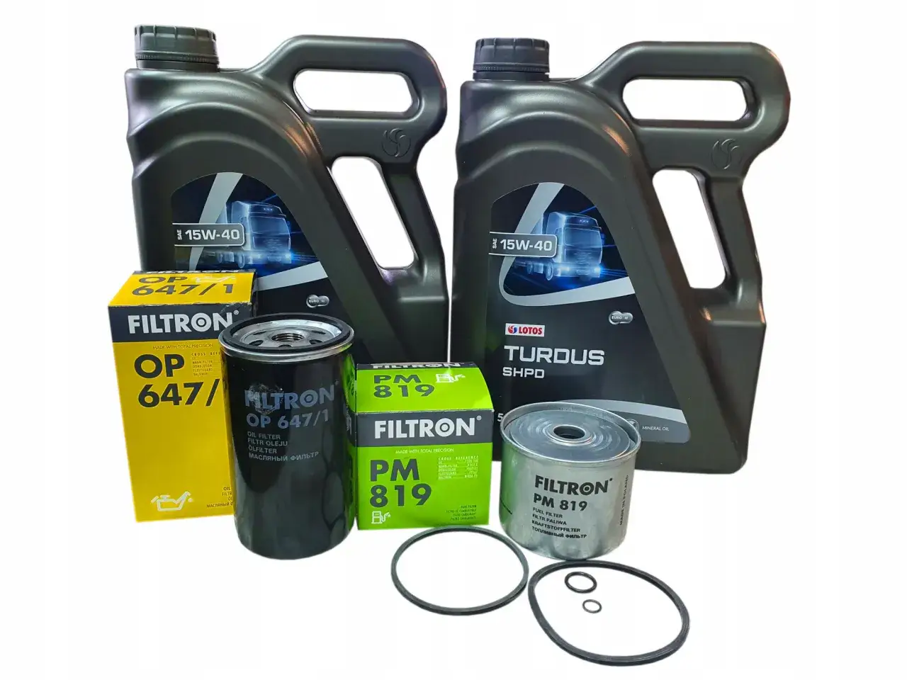 Zestaw filtrów i oleju 15W-40 do C-360. W skład wchodzą dwa oleje Lotos Turdus SHPD, filtry oleju i paliwa Filtron OP 647/1 i PM 819.