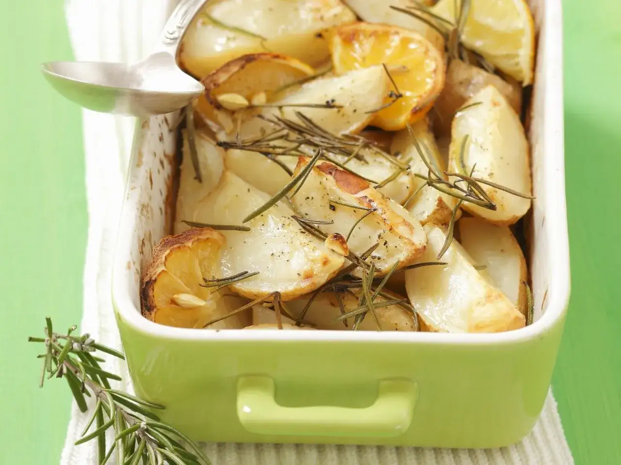 Ofenfrische Kartoffelspalten mit Zitrone und Rosmarin. Ein köstliches Rosmarin essen, das Appetit macht.