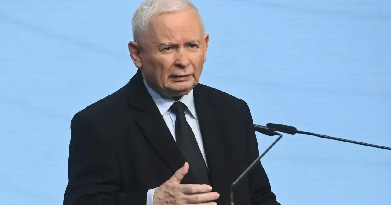 Jarosław Kaczyński w czarnym garniturze, przemawiający do mikrofonów. Czy faktycznie planuje oddać władzę młodszym politykom?