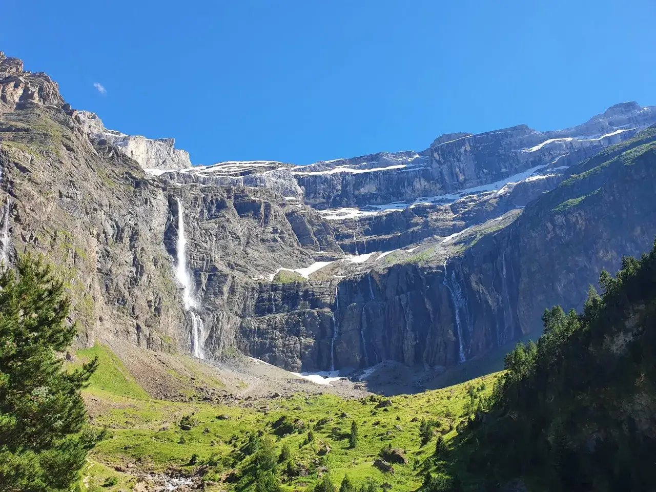 Cascades spectaculaires dans un cirque rocheux, un paysage de rêve pour savoir que faire en Occitanie.