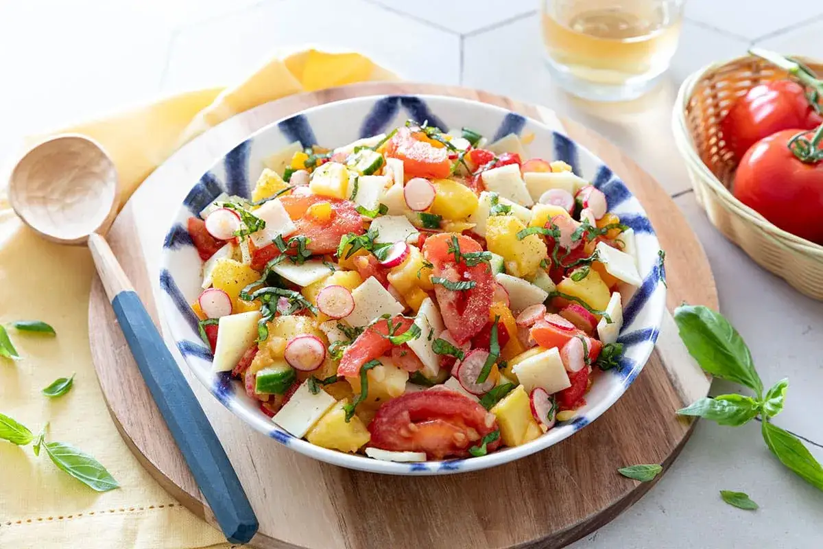 Salade de pomme de terre color&eacute;e avec tomates, radis, concombre et fromage. Un d&eacute;lice frais pour l'&eacute;t&eacute;.