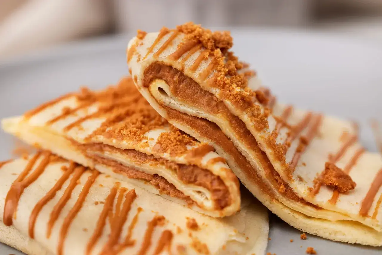 Gestapelte Eierkuchen mit Karamellf&uuml;llung und Keksbr&ouml;seln. Ein k&ouml;stliches Rezept f&uuml;r Eierkuchen, das man ausprobieren muss!
